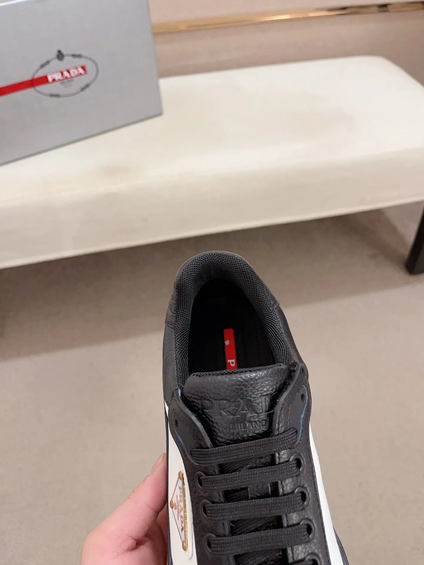 Men's shoes 💰 540💰 ✔️✔️✔️Higher version High-quality new PRADA (Prada) counters are launched at the same time. The new men's shoes and 😘 fabrics are made of high-tech glue-making technology. Lining: Full cowhide lining. 👍🏿 High-end ☄️ air-cushion molded anti-slip rubber outsole, exquisite lines, simple and elegant, comfortable and high-end for leisure travel. Code number: 38 to 44 (45 can be customized and cannot be returned or exchanged)